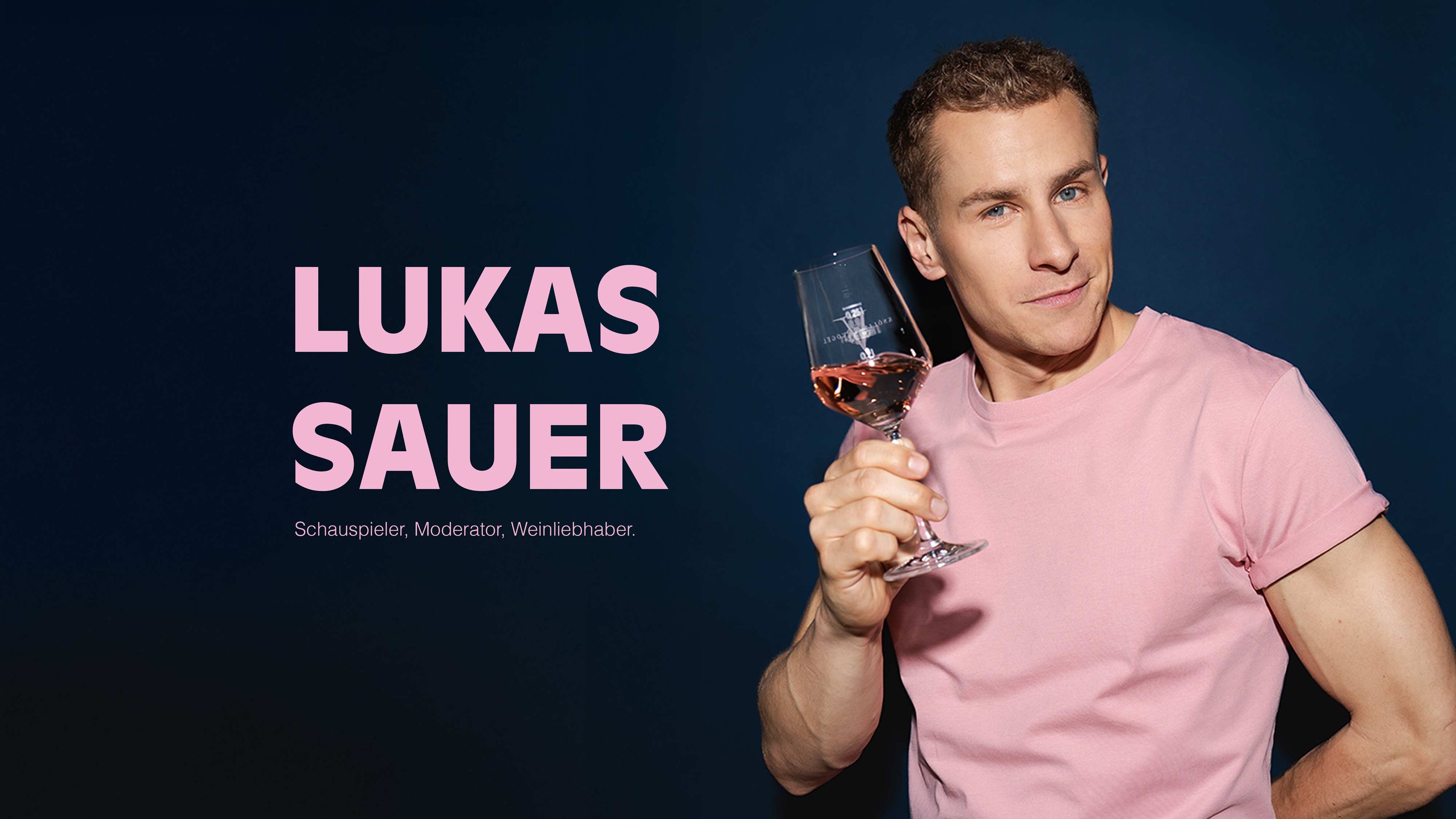 Lukas Sauer - Schauspieler, Moderator, Weinliebhaber. Wurzeln in der Pfalz, gereift in Berlin.