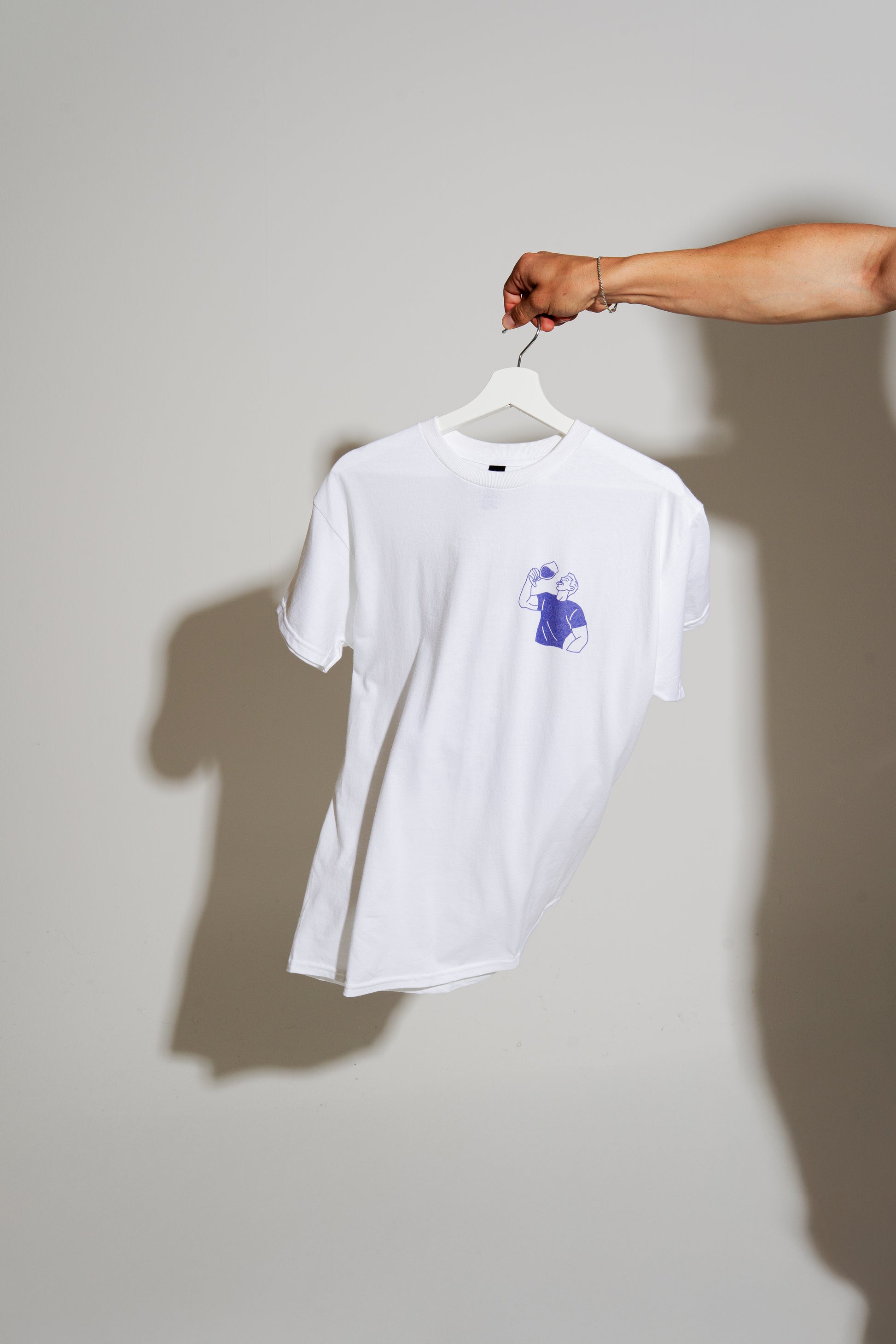 Weißes sOur Wein T-Shirt, getragen von Lukas Sauer. Exklusives limitiertes Merch-Produkt aus 100 % Baumwolle – kombiniert Schlichtheit mit Stil.