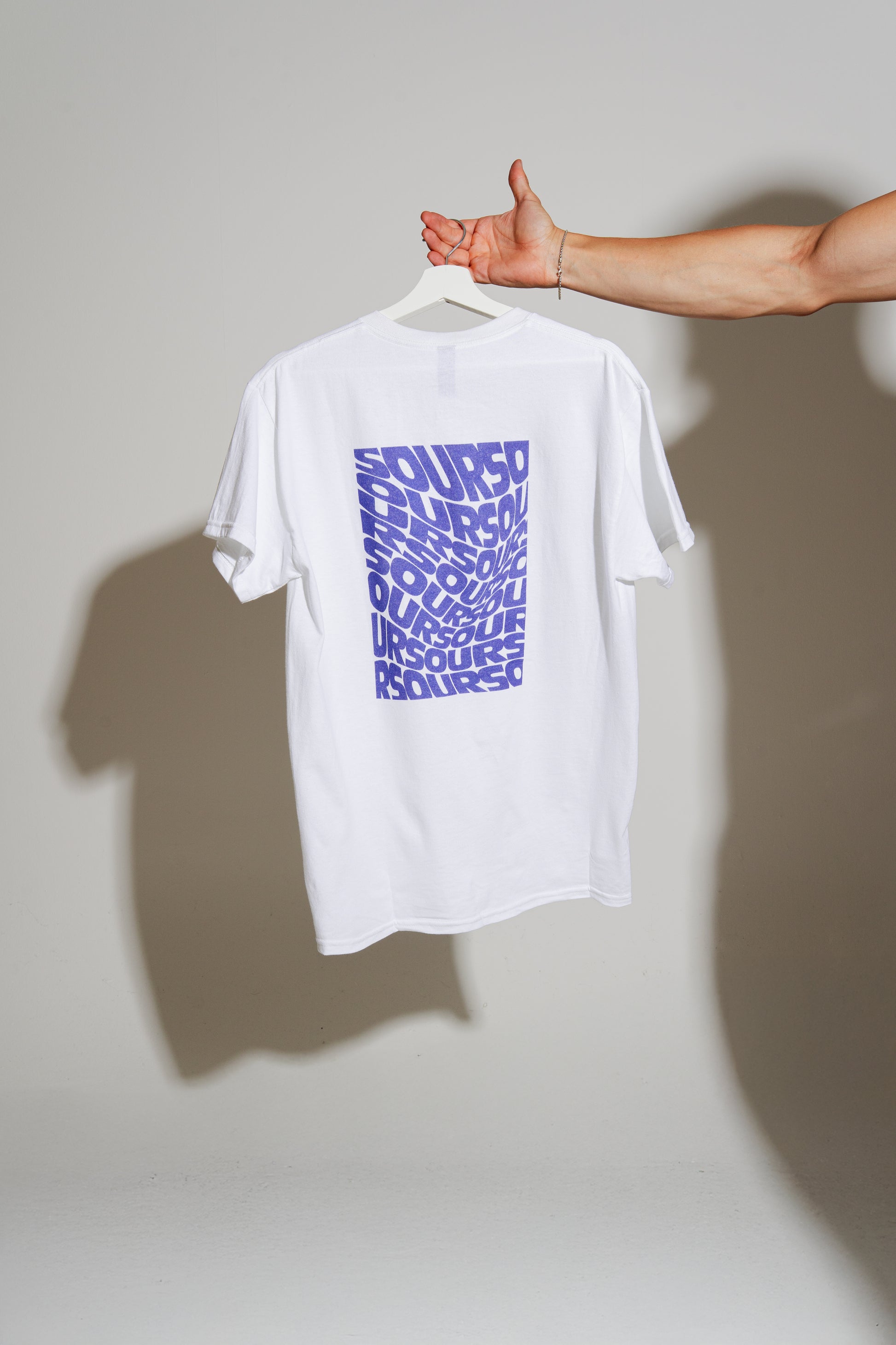 Weißes sOur Wein T-Shirt, Vorderansicht – schlichtes Design mit Logo, 100 % Baumwolle, limitierte Edition