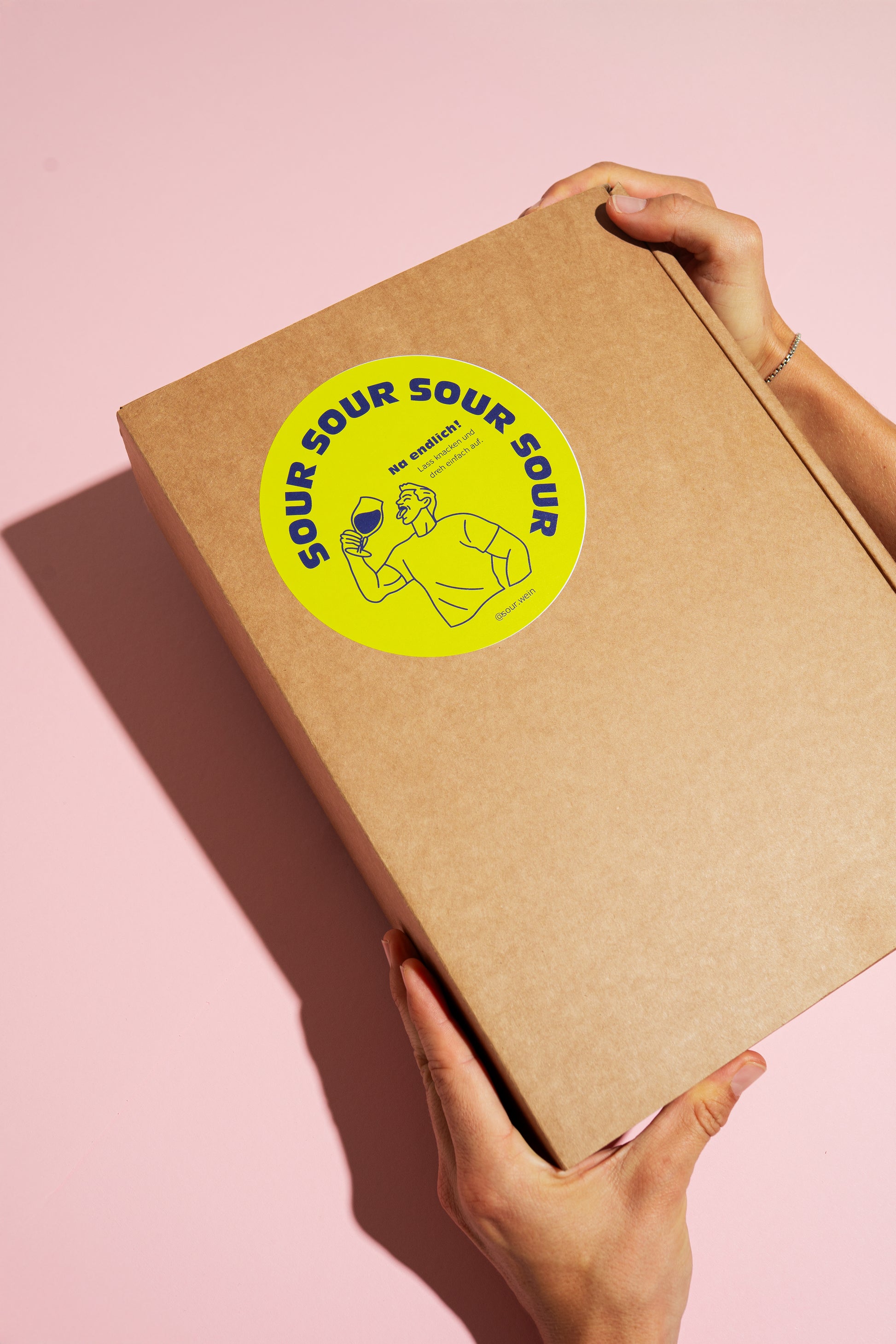 Stilvoll verpackte sOur SoURPRISE Kombibox – exklusives Wein- und Merch-Set von sOur Wein